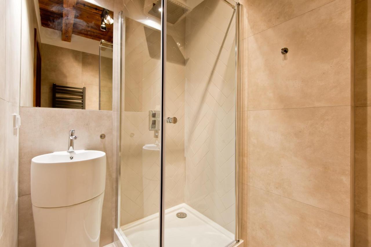 Apartsuites I Sorau Żary Exterior foto A shower cubicle