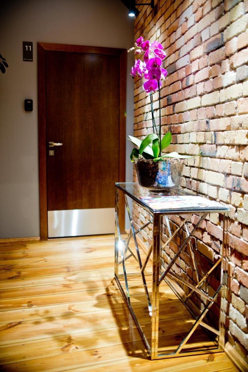 Apartsuites I Sorau Żary Exterior foto A modern console table
