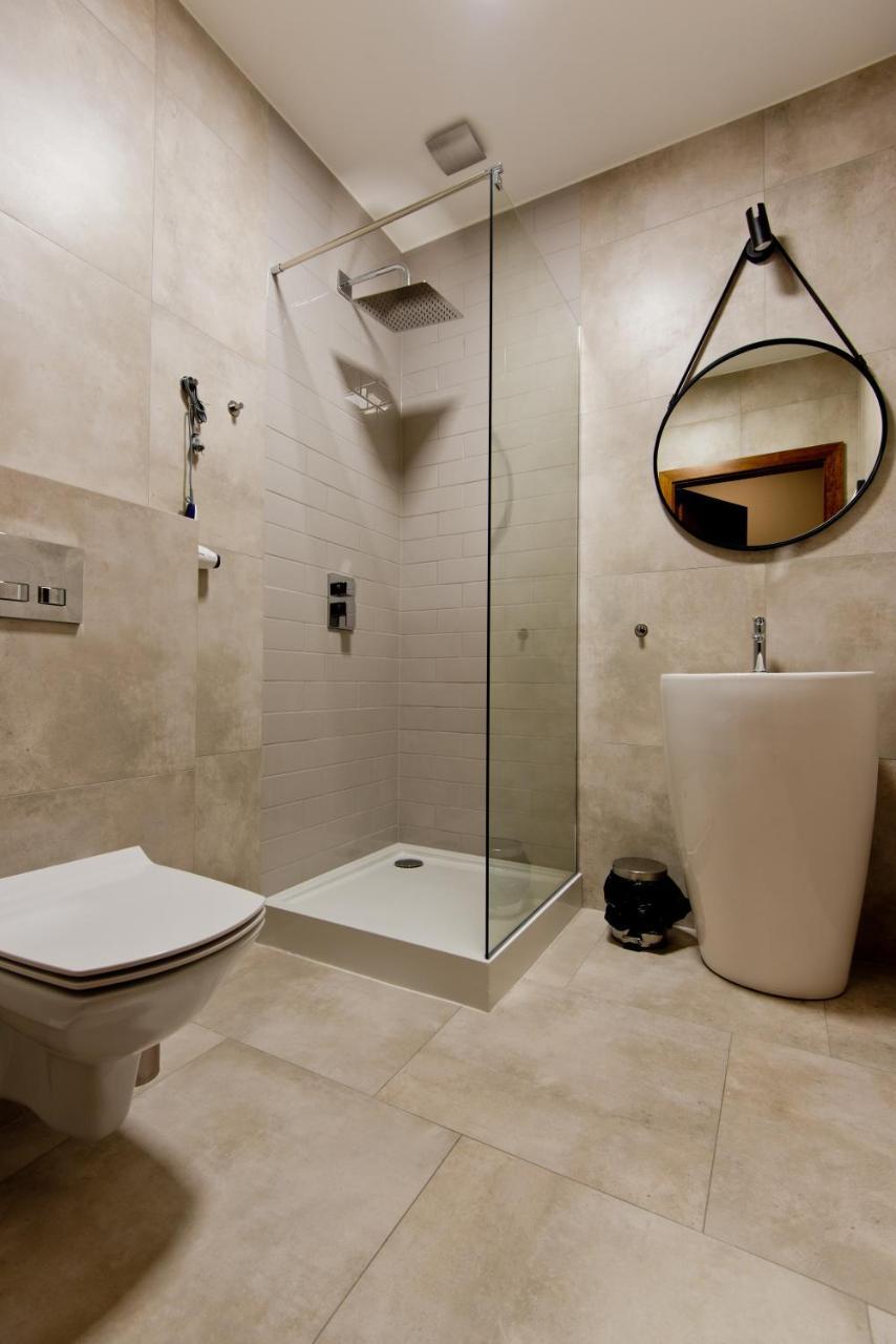 Apartsuites I Sorau Żary Exterior foto A shower cubicle